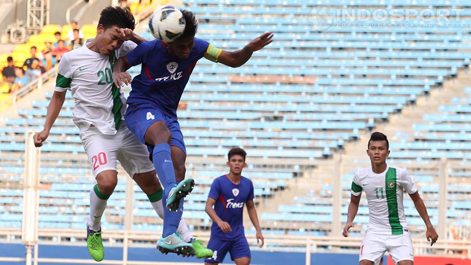 Pemain Timnas U-19 Justin Stephan (kiri) melakukan duel udara dengan pemain Frenz United Muhammad Amirul pada laga uji coba di Stadion Utama Gelora Bung Karno (SUGBK), Senayan, Jakarta, Rabu (10/12/14). 